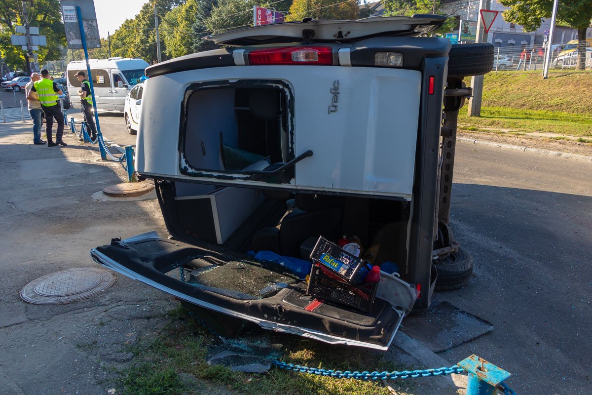 От удара Renault перевернулся на бок