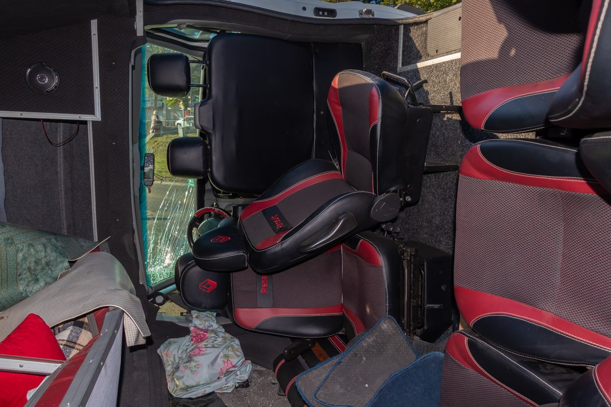 В салоне микроавтобуса была два человека: водитель и пассажир