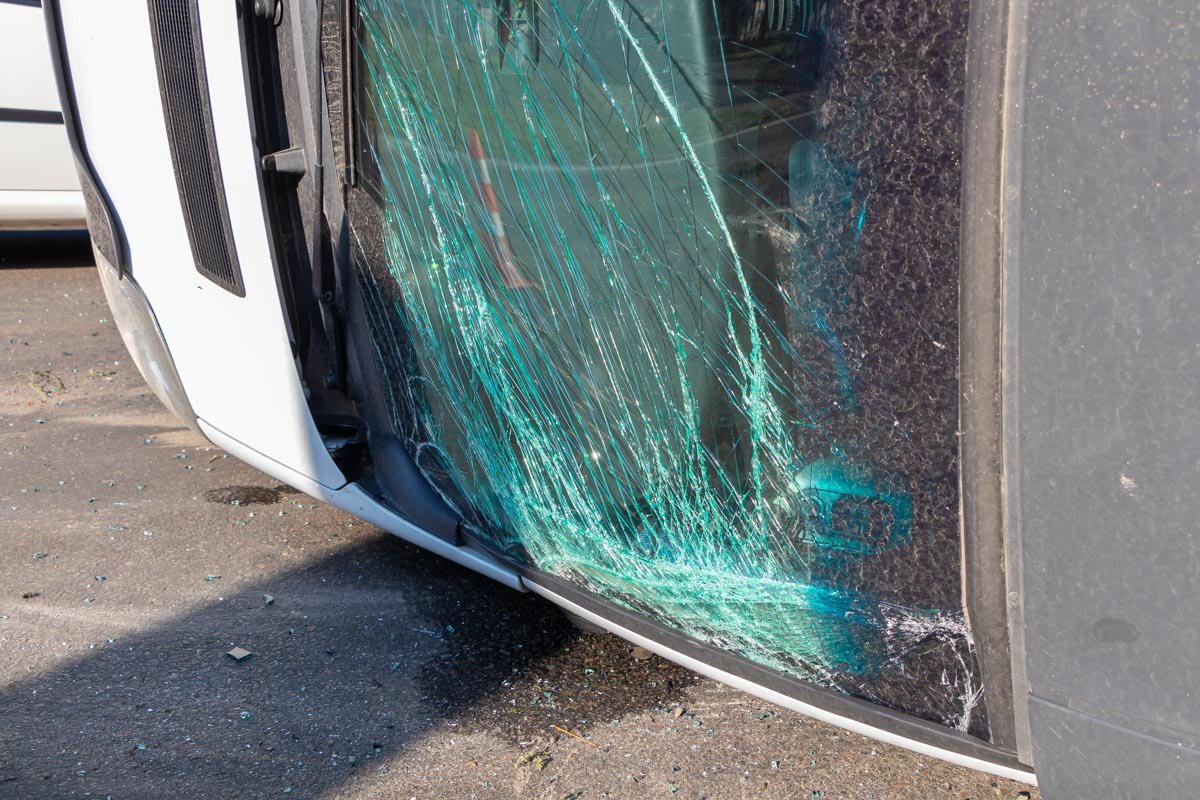 Мужчину и женщину с места аварии забрала скорая помощь