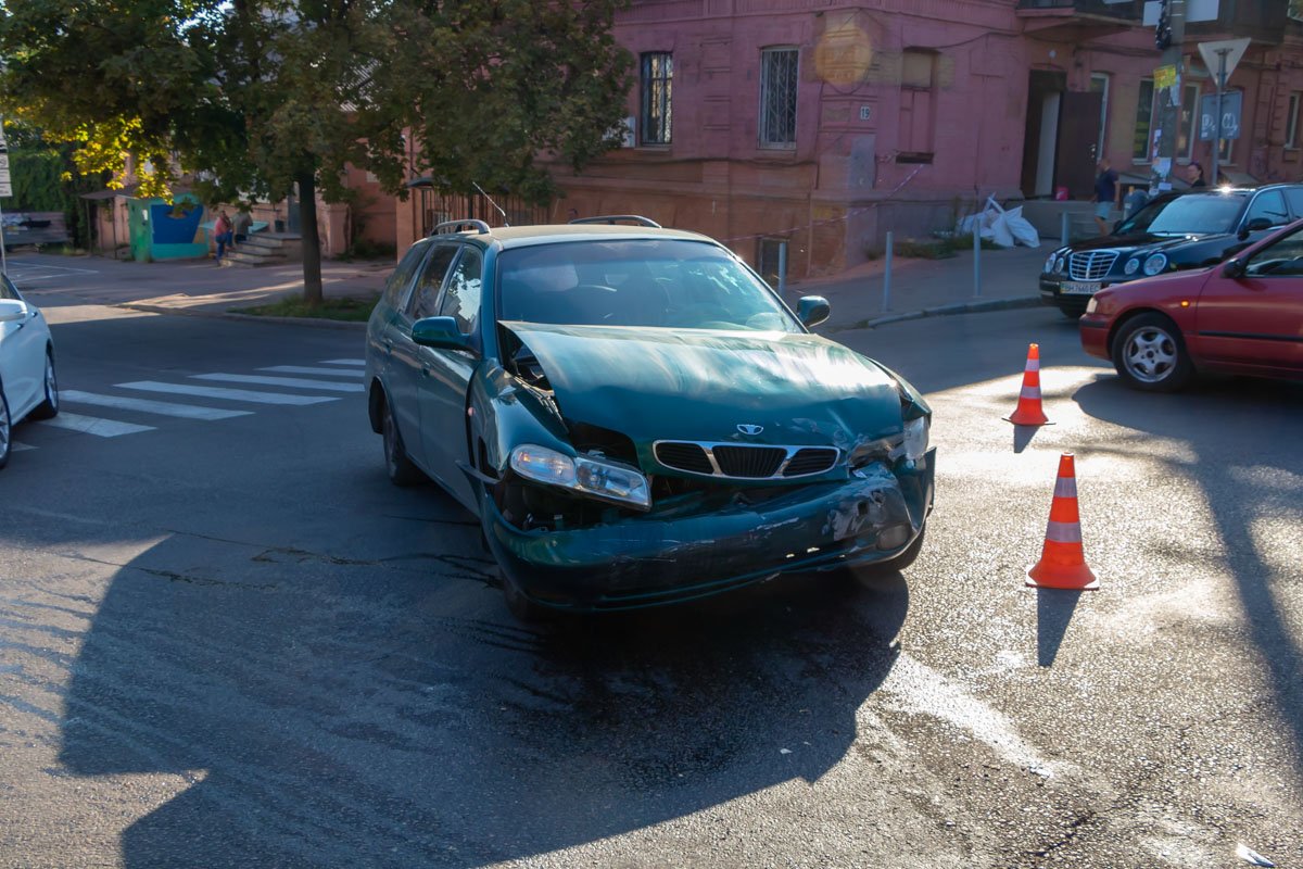 Daewoo Nubira и Renault Trafic столкнулись на перекрестке