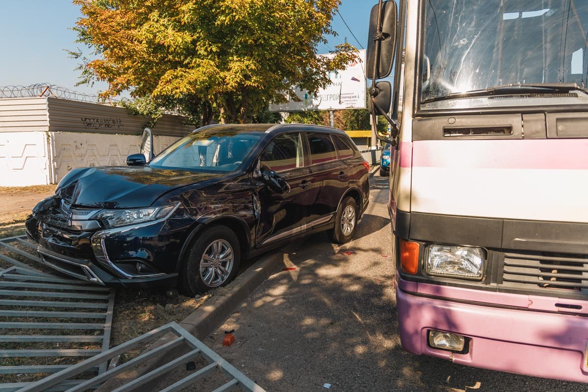 Столкнулись маршрутное такси, Volkswagen и Mitsubishi