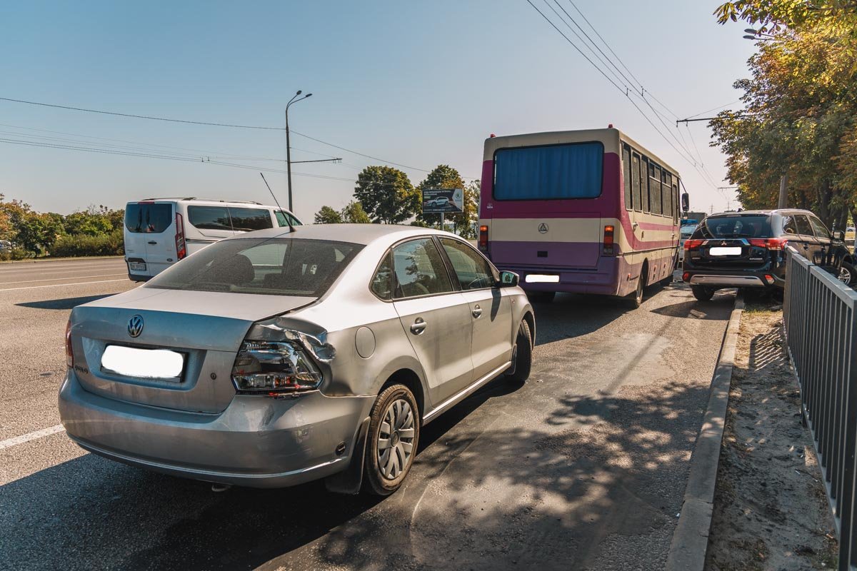 Предварительно, маршрутка ехала по набережной в сторону центра, когда зацепила Volkswagen
