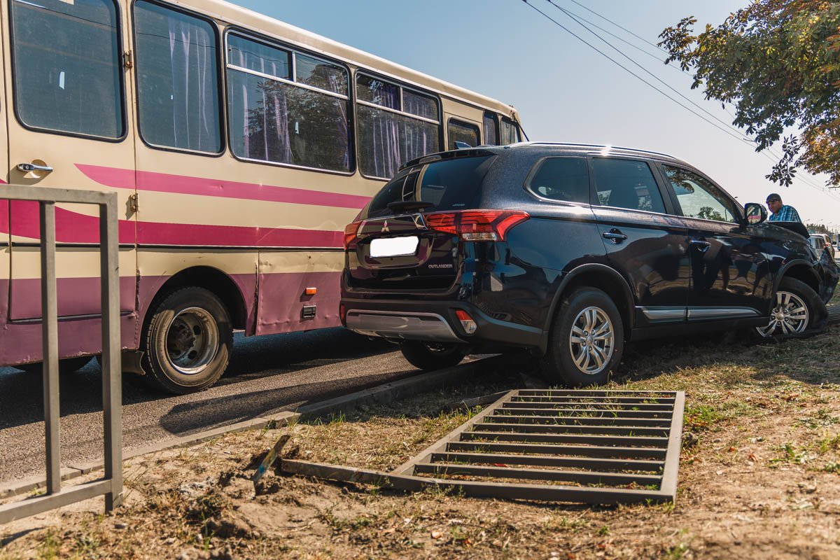 От удара иномарку вынесло на обочину