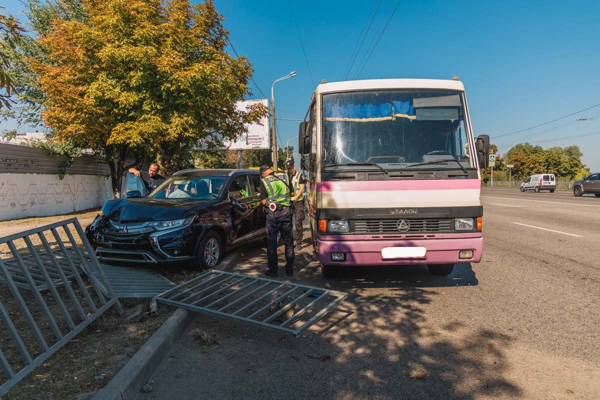 Участники аварии на месте, дают пояснения инспекторам патрульной полиции