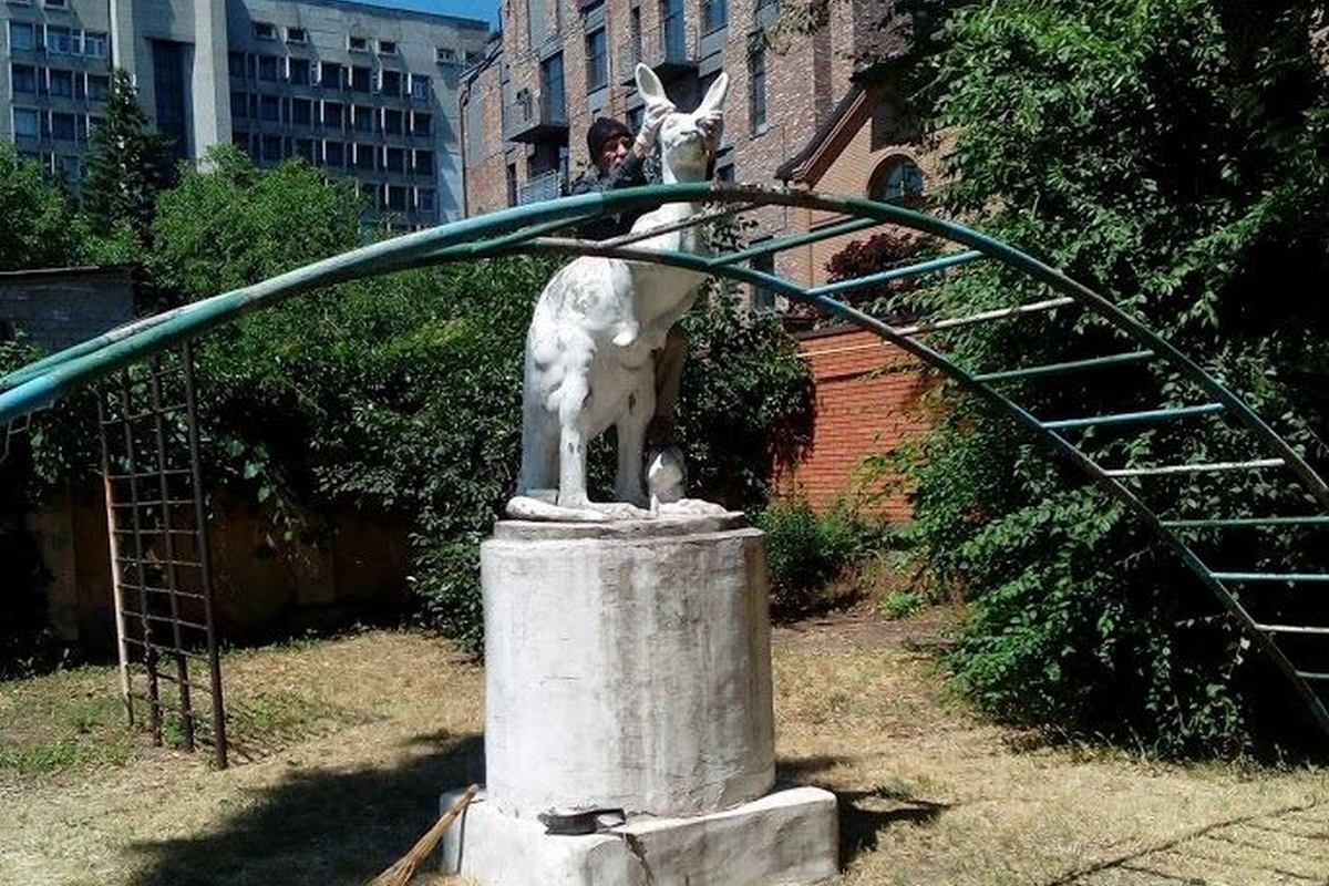 Те самые ушки, которые сбили шаловливые ручки местной детворы. Фото: Сергей Шаленный