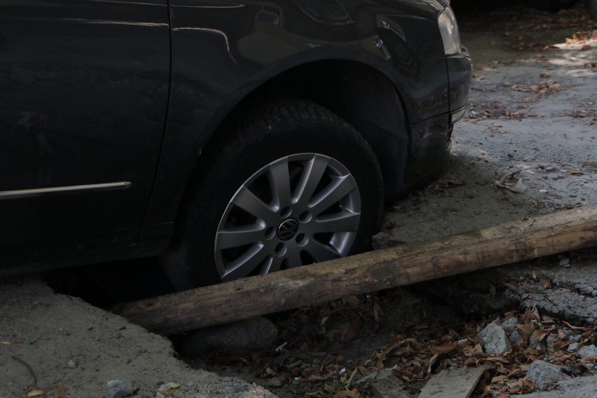 В центре Днепра Volkswagen провалился в асфальт 3