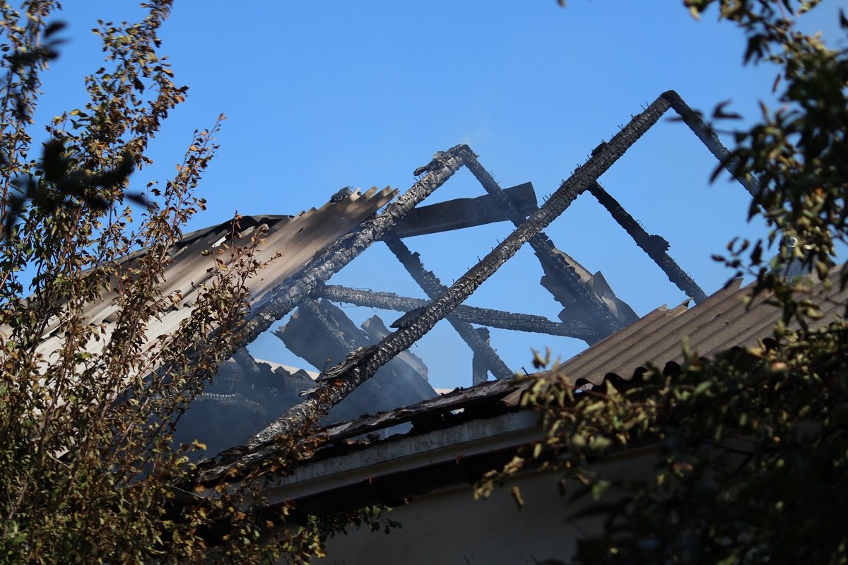 Из-за пожара обвалилась крыша дома Из-за пожара обвалилась крыша дома