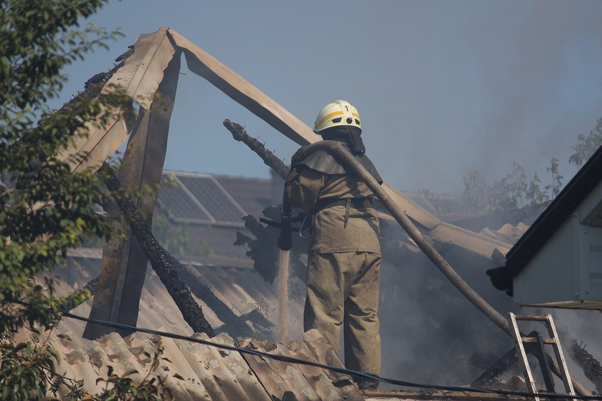 Дом - деревянный, поэтому огонь распространяется быстро Дом - деревянный, поэтому огонь распространяется быстро