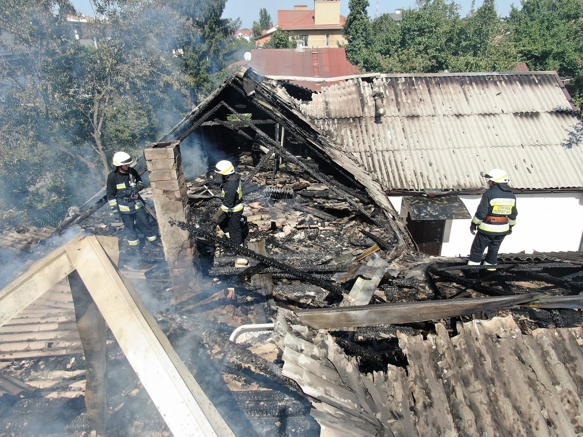 В доме проживали двое хозяев В доме проживали двое хозяев