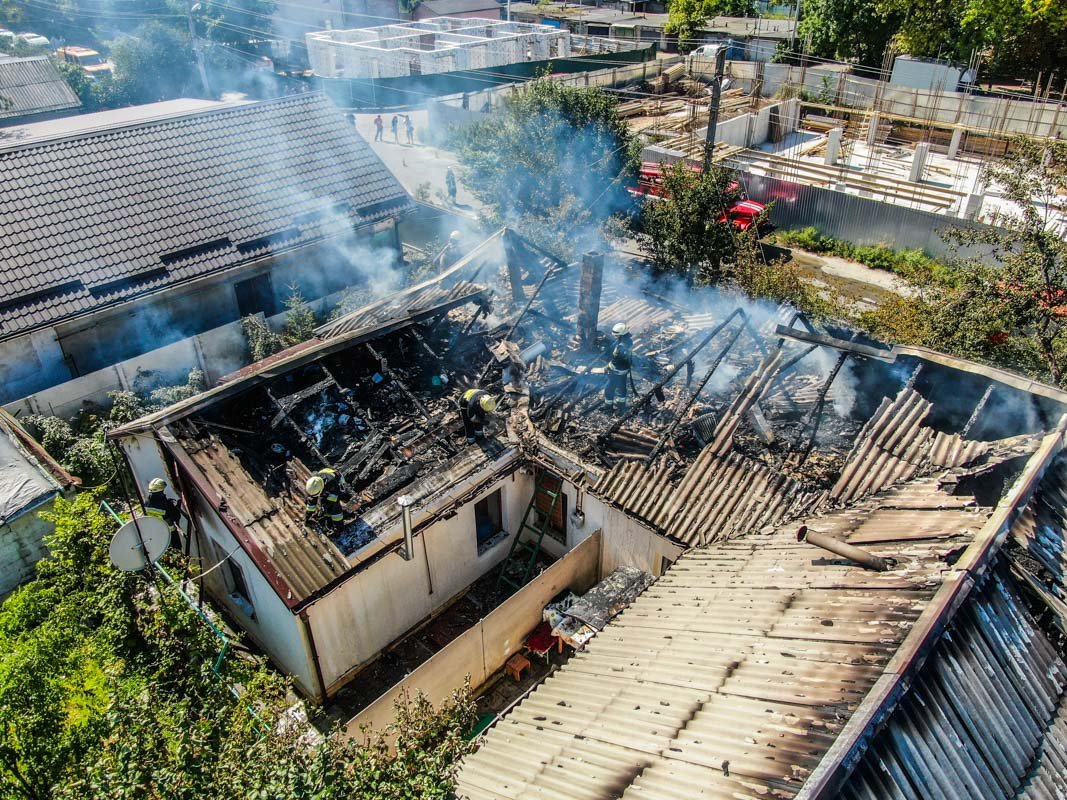 Дом разделен на две половины Дом разделен на две половины