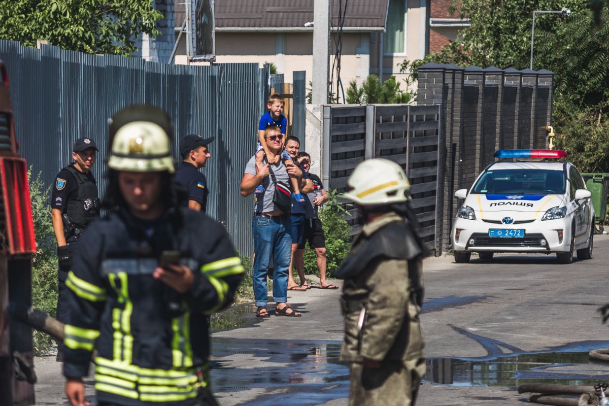 Соседи наблюдали за пожаром издалека Соседи наблюдали за пожаром издалека