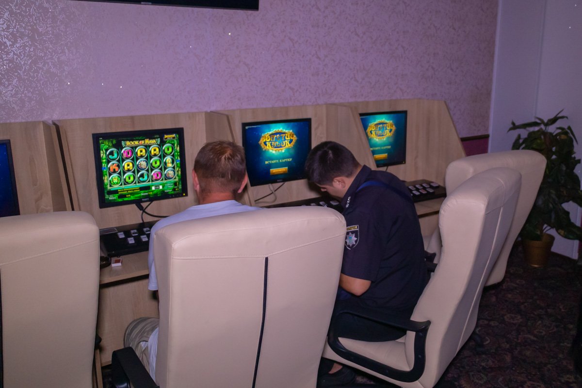 В Кривом Роге активисты «Рух Вiльна Доля» провели рейд по игровым автоматам 1