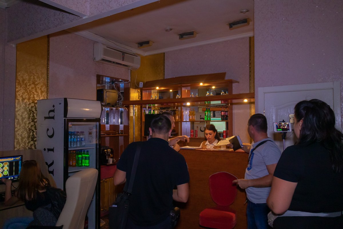 В Кривом Роге активисты «Рух Вiльна Доля» провели рейд по игровым автоматам 2