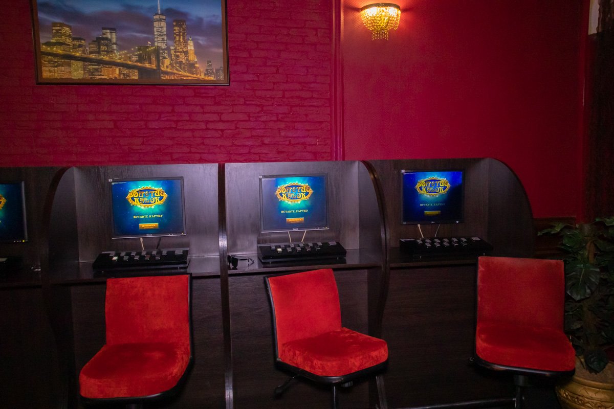 В Кривом Роге активисты «Рух Вiльна Доля» провели рейд по игровым автоматам 6