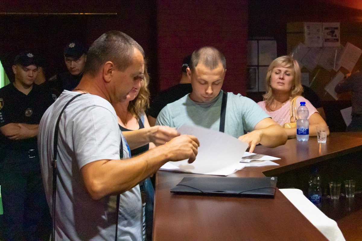 В Кривом Роге активисты «Рух Вiльна Доля» провели рейд по игровым автоматам 8