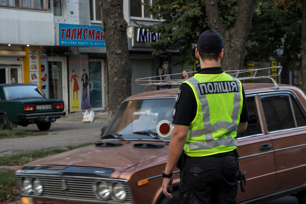 Движение автомобилей контролирует регулировщик, пропуская поток по одной полосе Движение автомобилей контролирует регулировщик, пропуская поток по одной полосе