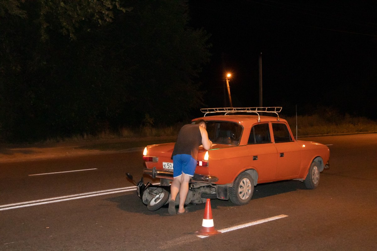 Очевидцы вызвали на место бригаду скорой, а также сообщили о случившемся в полицию Очевидцы вызвали на место бригаду скорой, а также сообщили о случившемся в полицию