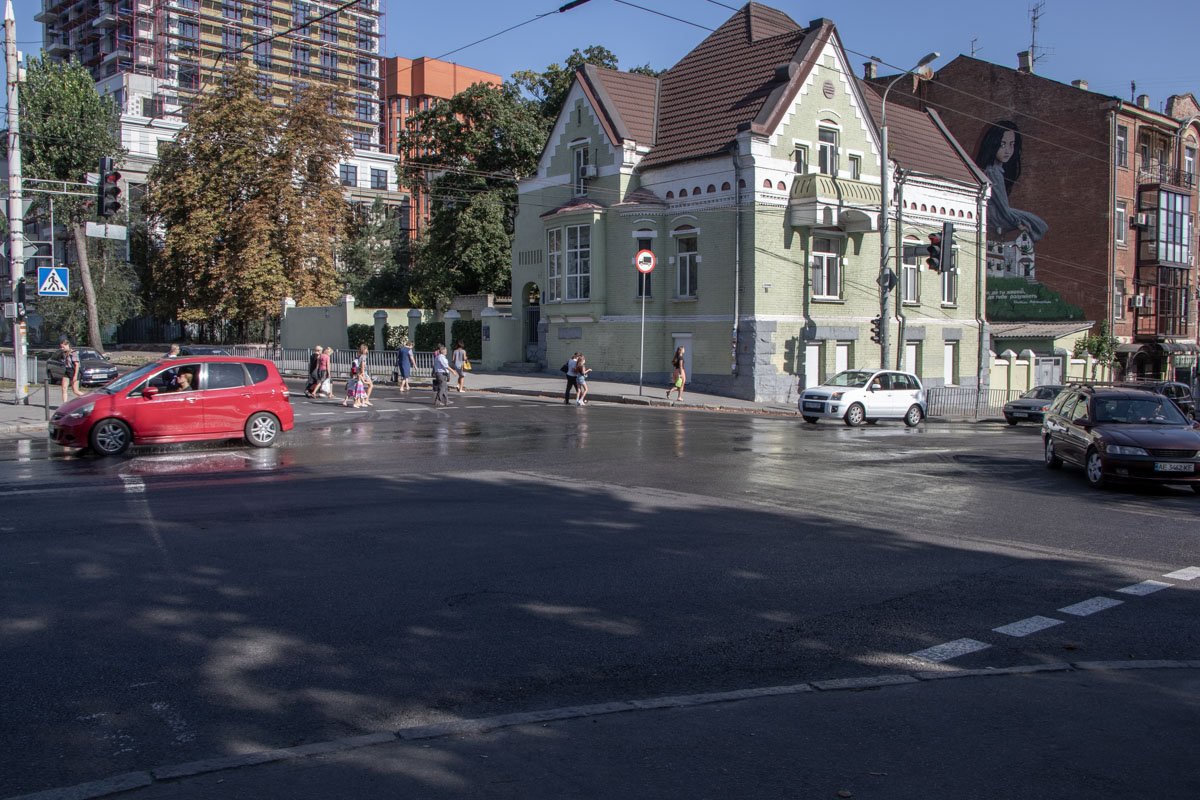 Заливает соседние улицы