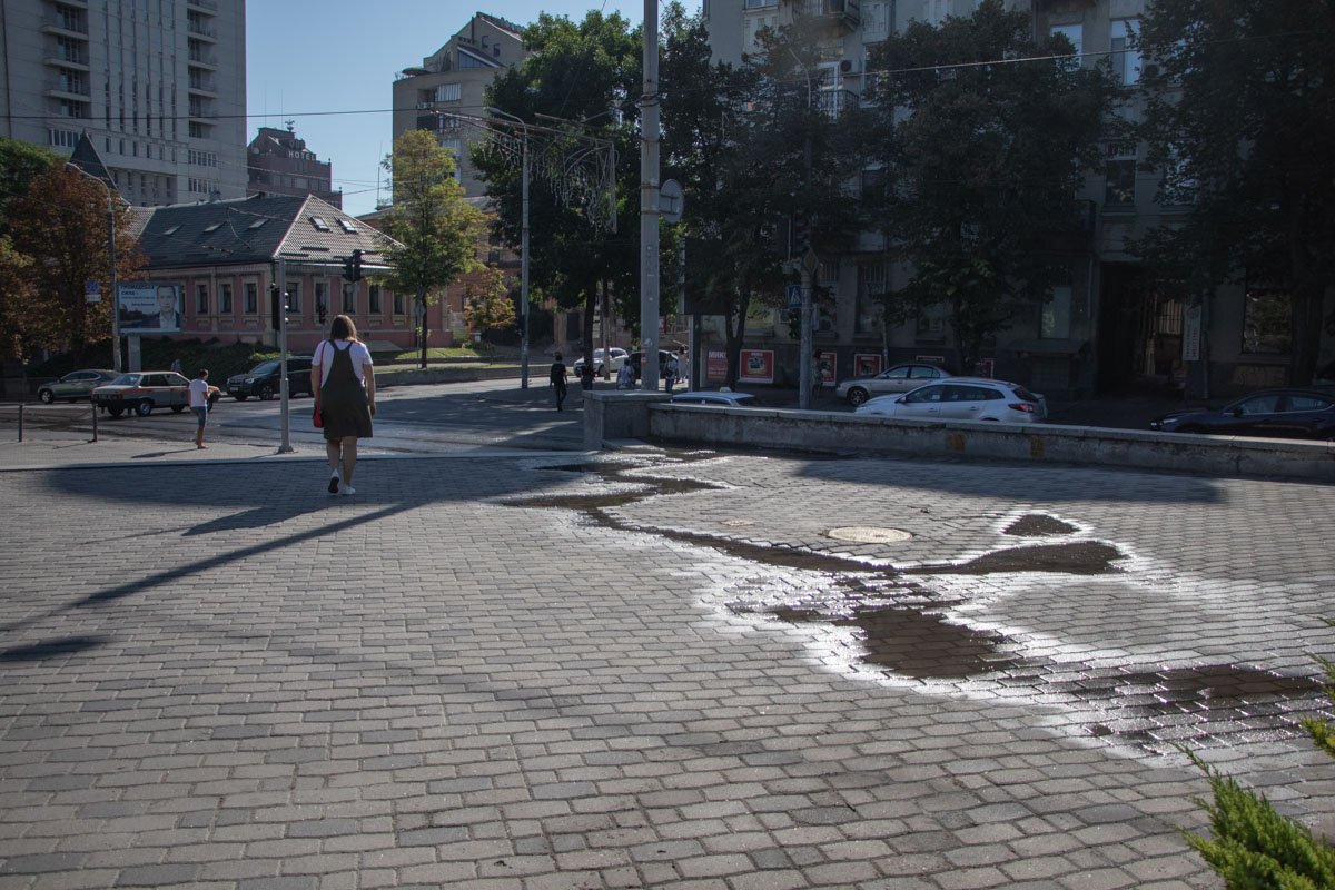 Вода стекает на проезжую часть