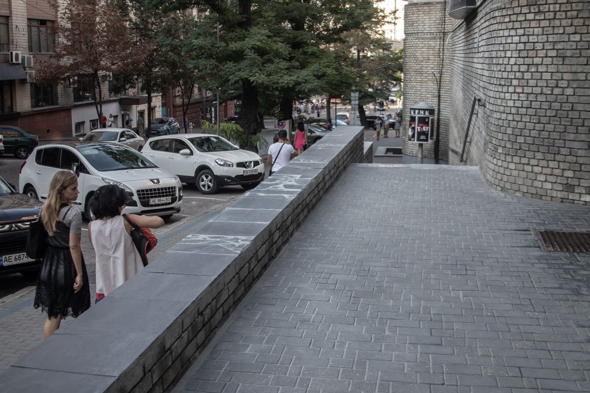 Работа кипела на входе в театр Работа кипела на входе в театр