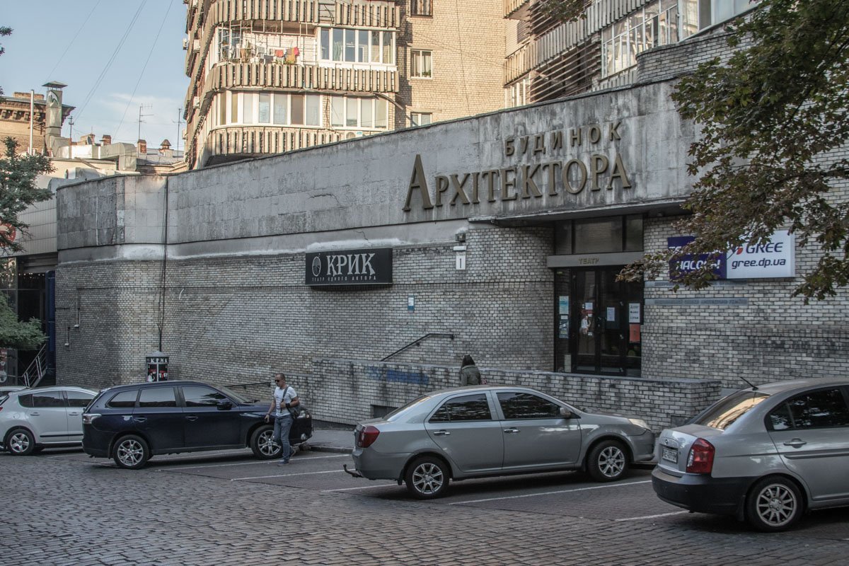 Здание здорово износилось Здание здорово износилось