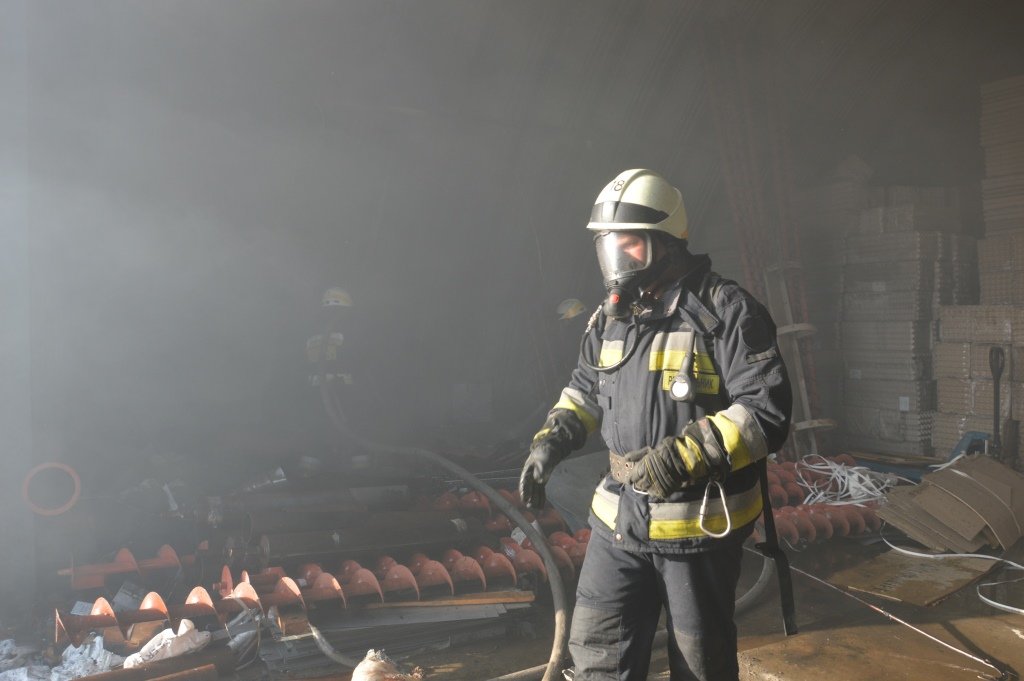 Пожар произошел в ангарах Пожар произошел в ангарах
