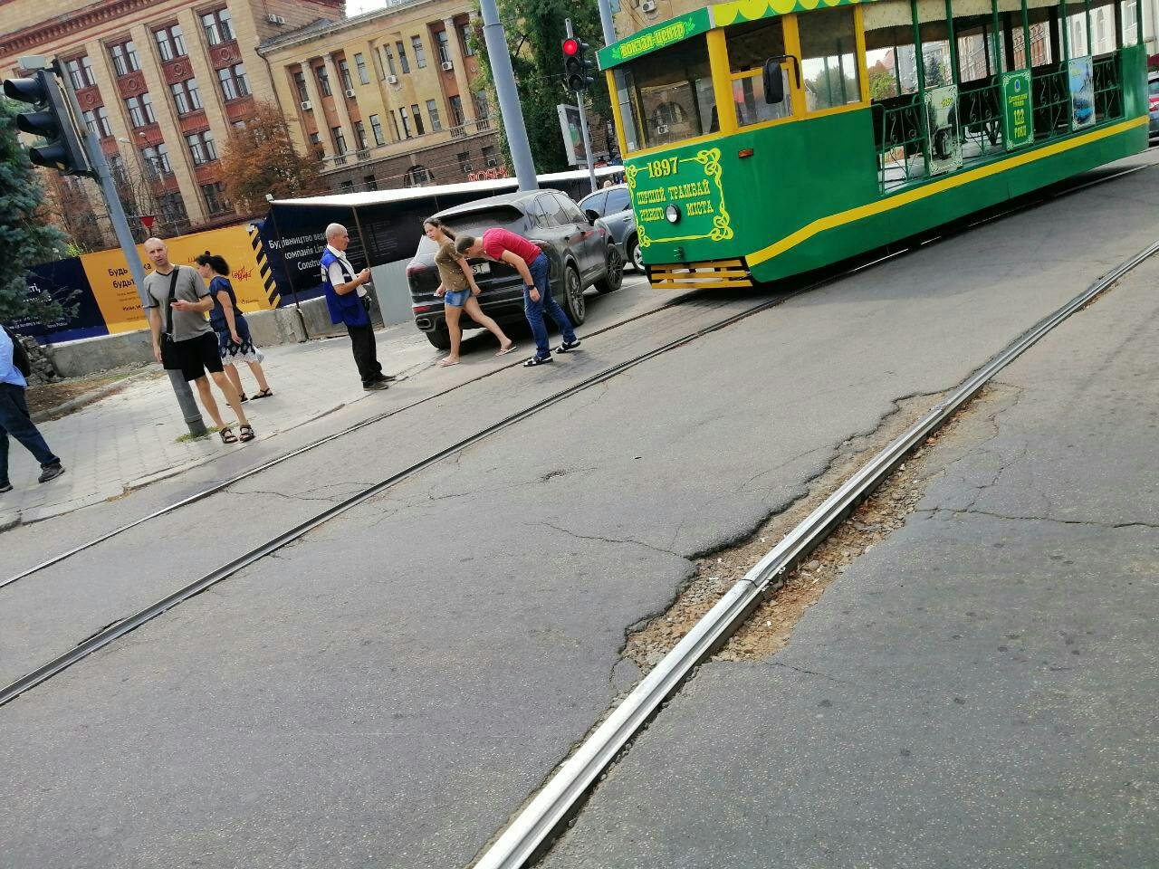 В Днепре Porshe с номерами VLAST припарковался на трамвайных путях: электротранспорт стоит