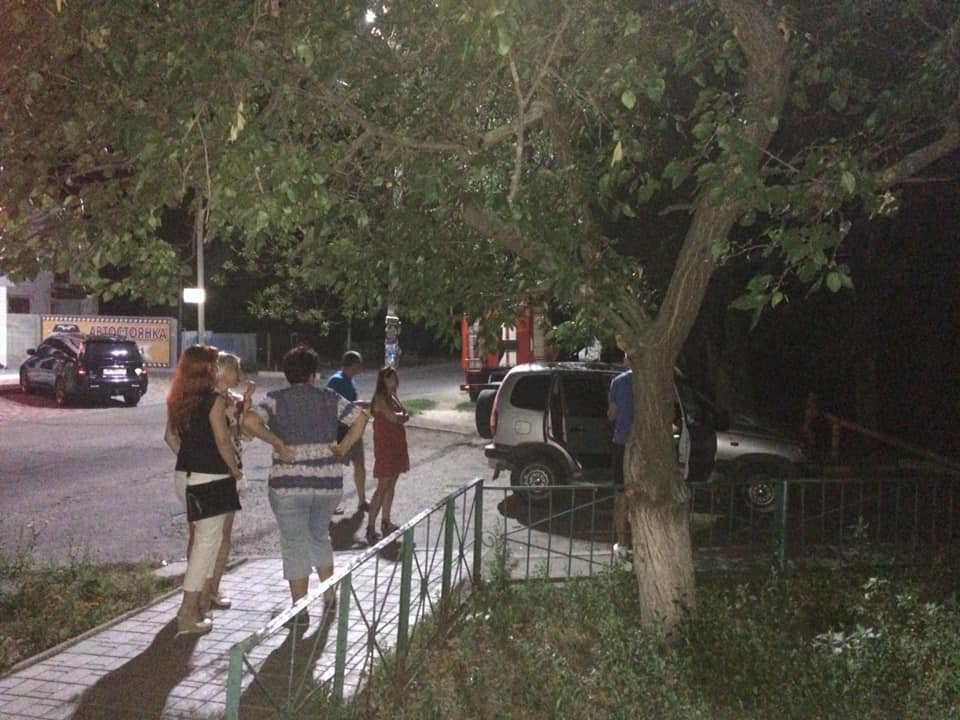 Мужчина выливал фекалии в подъезд, грозил изнасиловать детей и хотел взорвать дом Мужчина выливал фекалии в подъезд, грозил изнасиловать детей и хотел взорвать дом