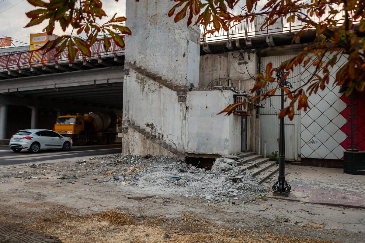 В Днепре разрушили ступени, ведущие к Новому мосту