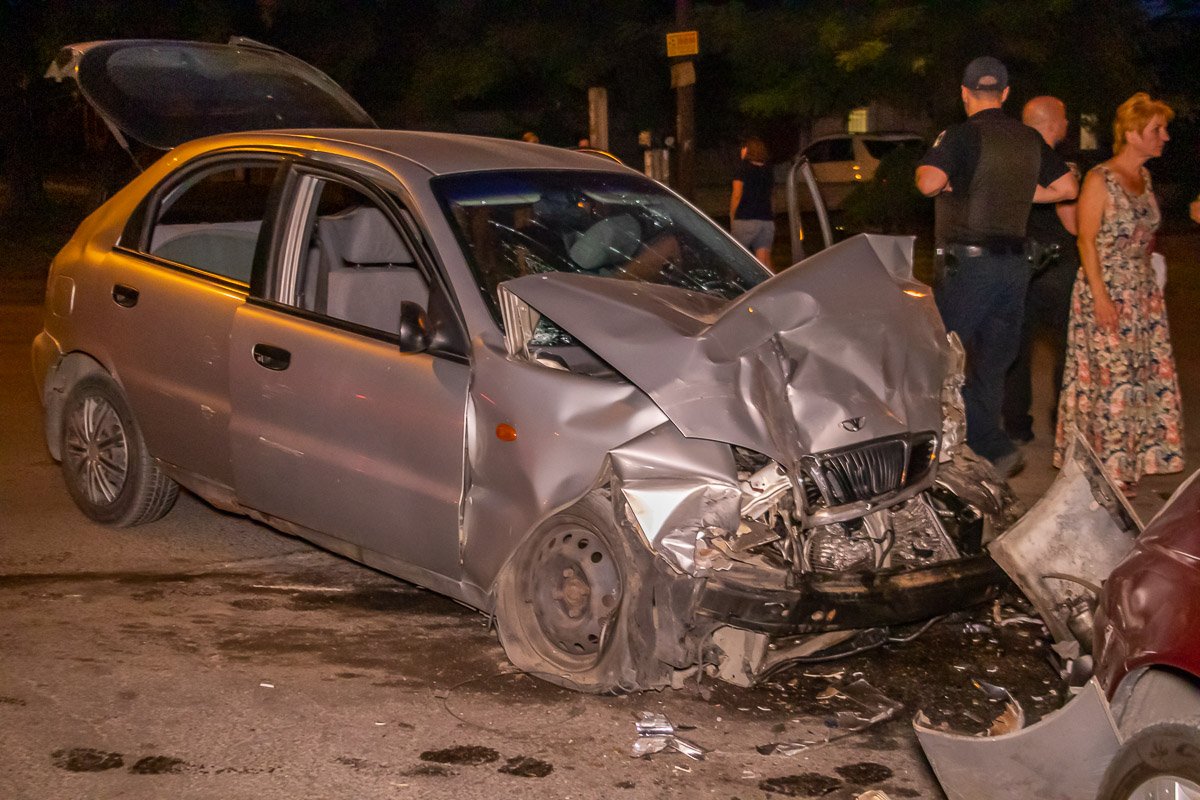В Днепре на улице Светлова произошло ДТП с участием трех автомобилей: есть пострадавшие В Днепре на улице Светлова произошло ДТП с участием трех автомобилей: есть пострадавшие
