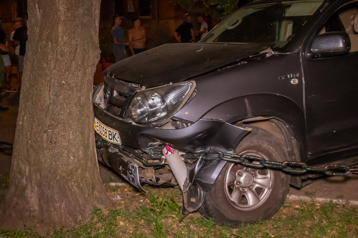 От удара японца вынесло на тротуар и он еще зацепил малолитражку Daewoo Matiz От удара "японца" вынесло на тротуар и он еще зацепил малолитражку Daewoo Matiz