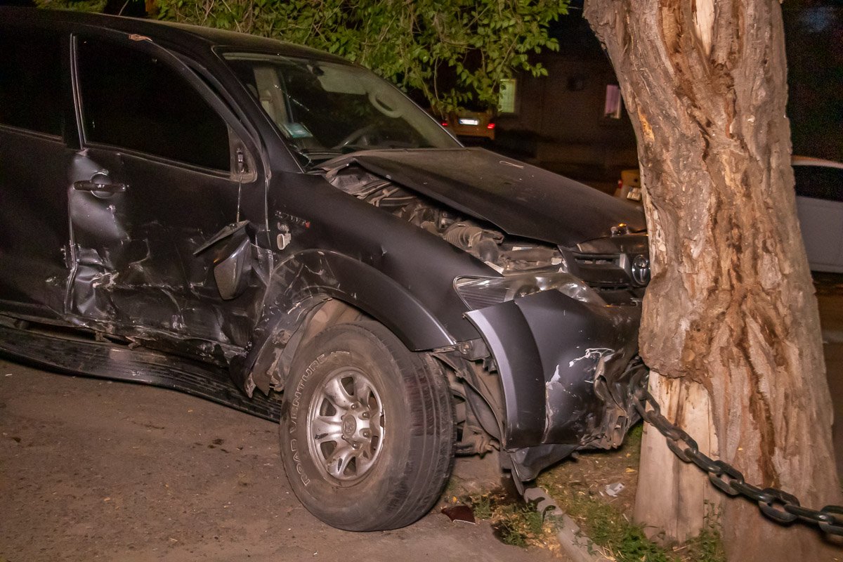 На месте происшествия работала полиция и врачи скорой помощи На месте происшествия работала полиция и врачи скорой помощи
