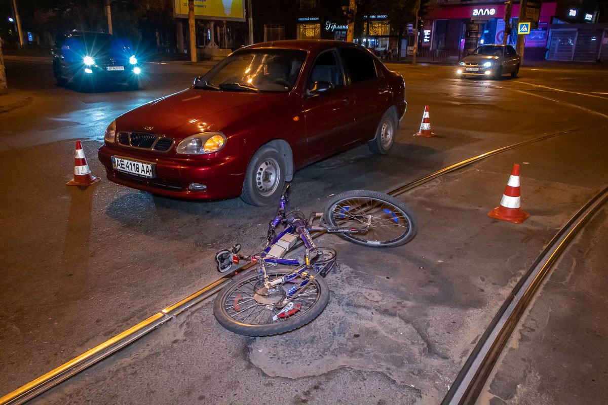 В Днепре на Пастера Daewoo сбил велосипедиста В Днепре на Пастера Daewoo сбил велосипедиста