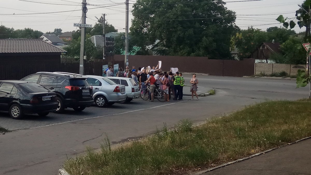 Люди перекрывали дорогу на Предовой