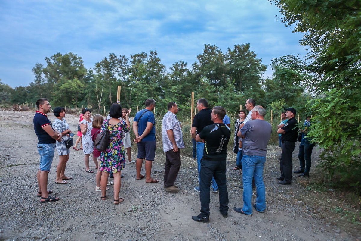 После перекрытия люди пришли к стройке