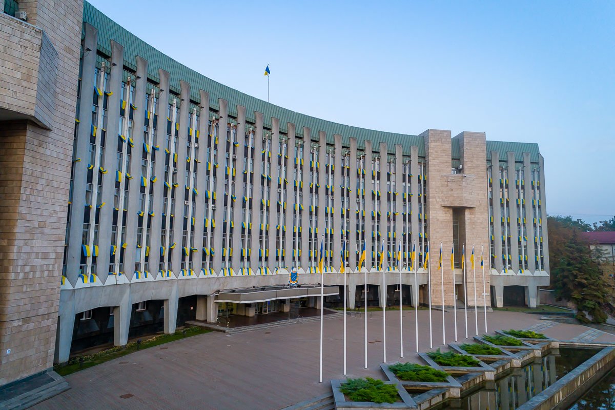 Информатор вышел на улицу что бы сфотографировать главное здание города