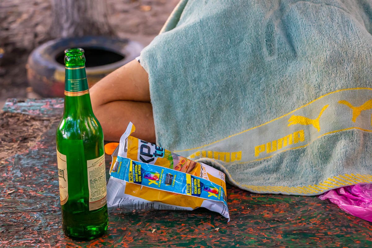 Он умер в сидячем положении прямо за столом на детской площадке