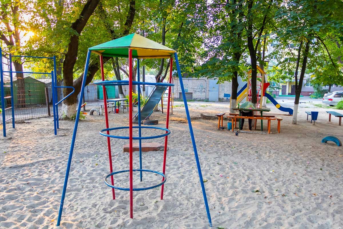 Его все лицо было испачкано зеленкой