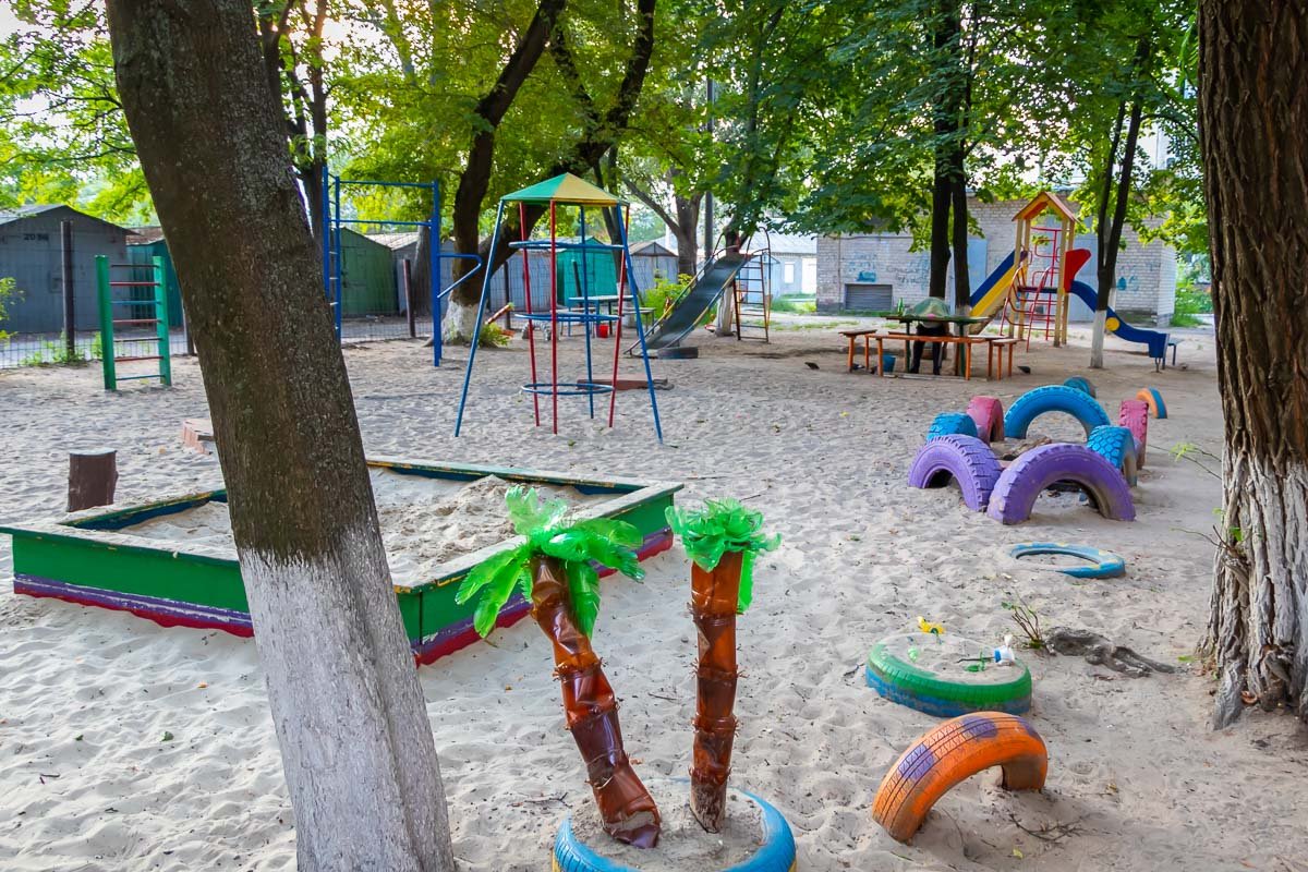 По словам полиции, тело нашла дворник, когда пришла на работу