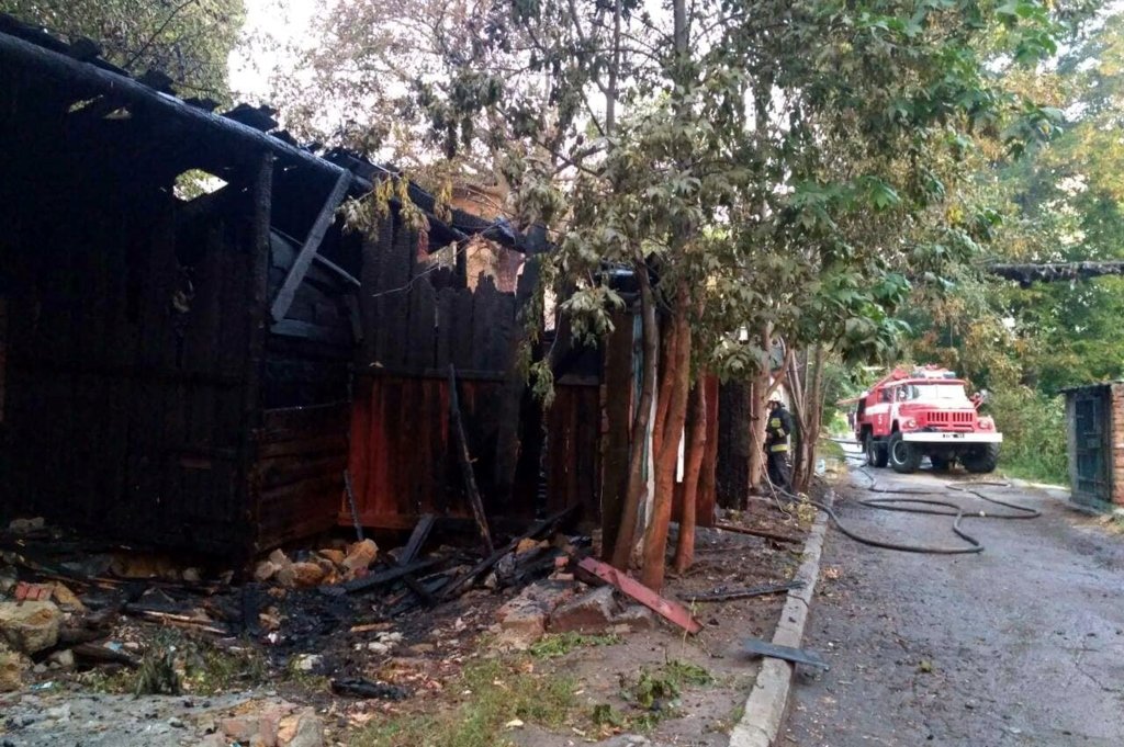Огонь уничтожил вещи домашнего обихода, крышу и перекрытия здания на общей площади 100 м²