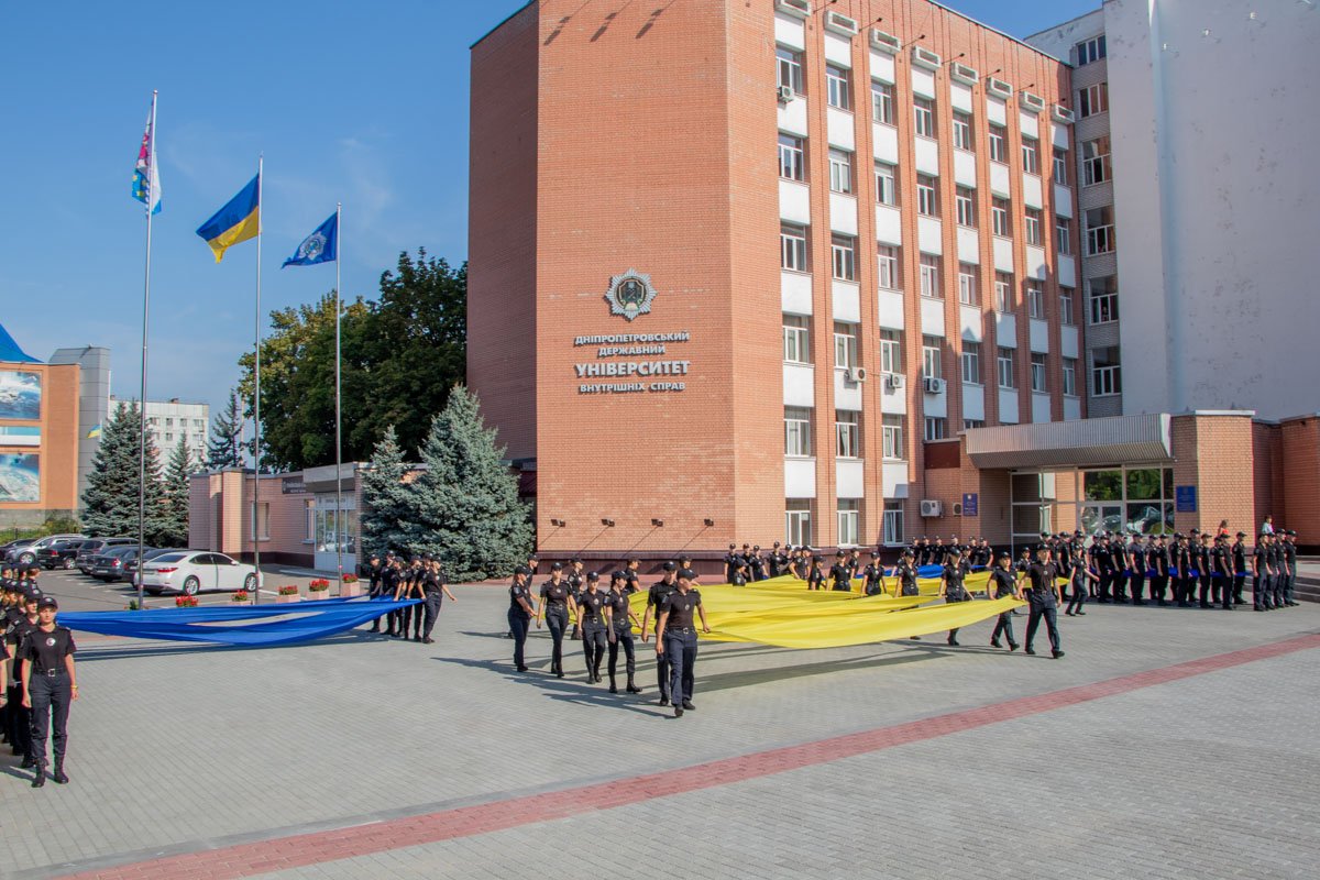 У центрального входа в университет собрались будущие правоохранители