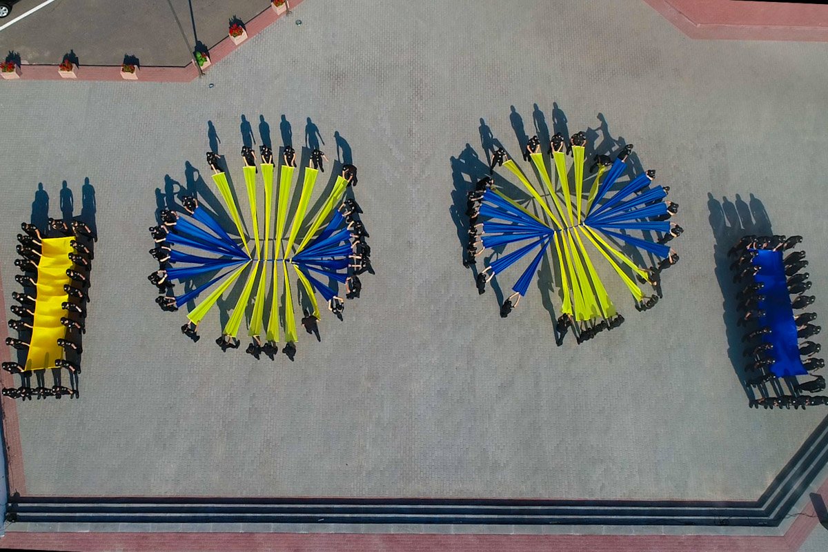 Под украинские песни они изобразили несколько динамических рисунков