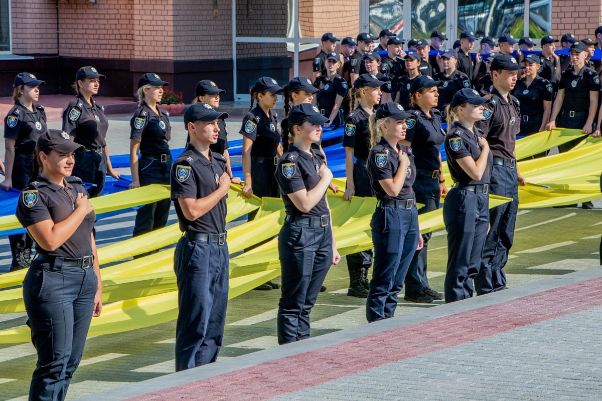Первый из них - цветок, который символизирует Украину