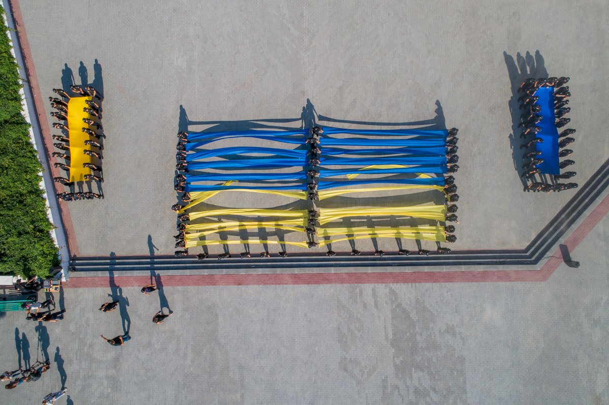 После этого курсанты объединили ленты, чтобы показать переплетение судеб украинцев