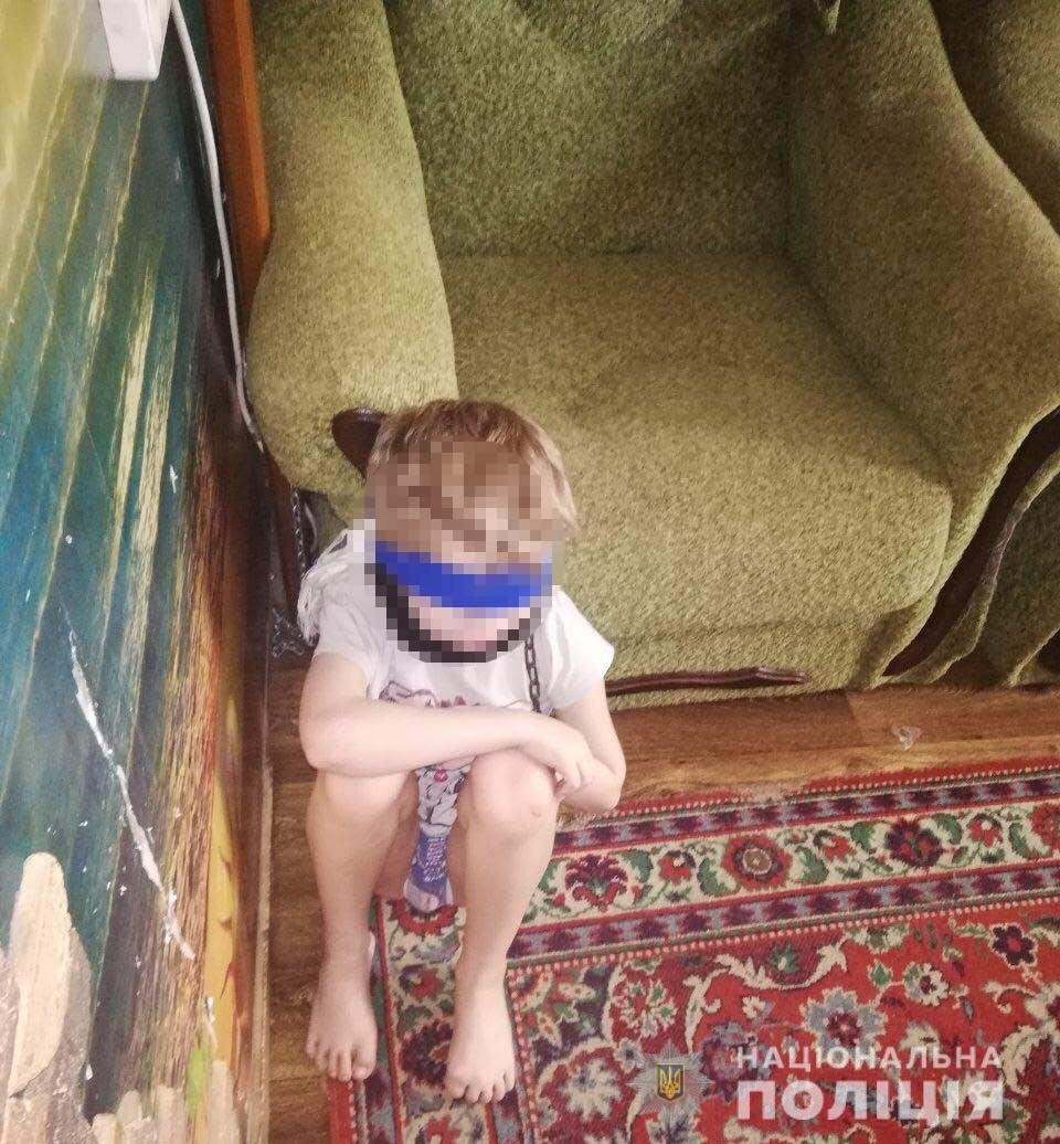 В Днепре многодетная мать посадила 8-летнего мальчика на цепь 1