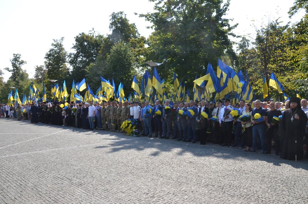 На Аллее памяти около Днепропетровской ОГА многолюдно