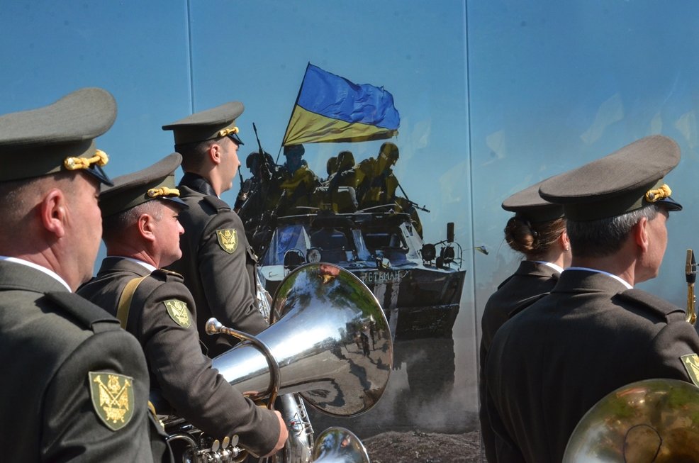 Под Гимн Украины в исполнении военного оркестра ...