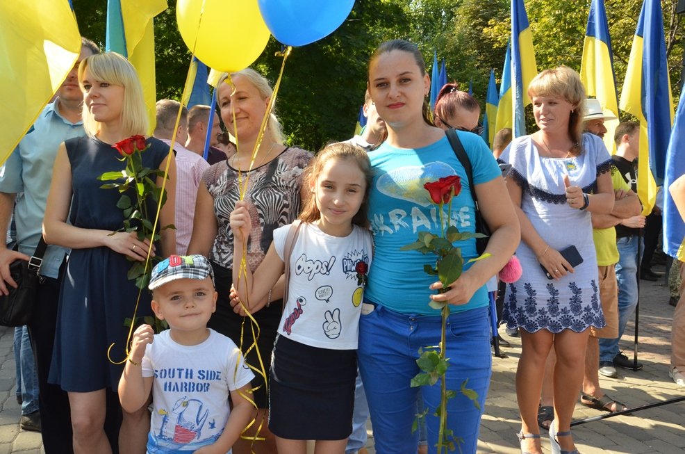 В Днепре торжественно подняли Флаг Украины 12