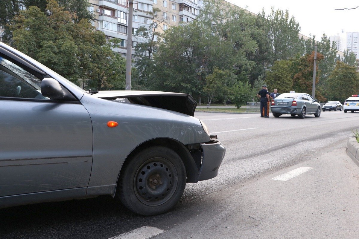 Оба автомобиля двигались по набережной Победы к кольцу Оба автомобиля двигались по набережной Победы к кольцу