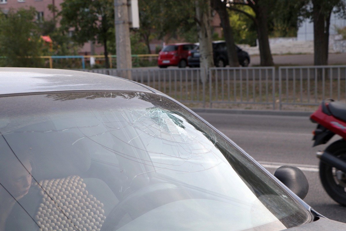 Skoda затормозила на светофоре, а Daewoo не успел и въехал в нее Skoda затормозила на светофоре, а Daewoo не успел и въехал в нее